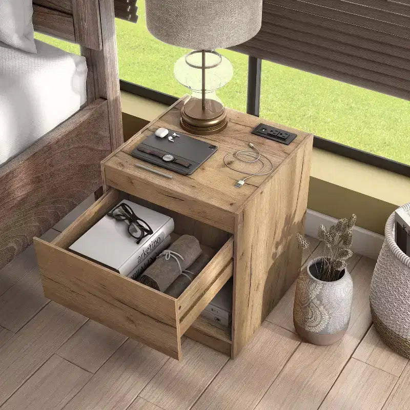 Table de chevet moderne à 1 tiroir avec prises électriques, chêne clair