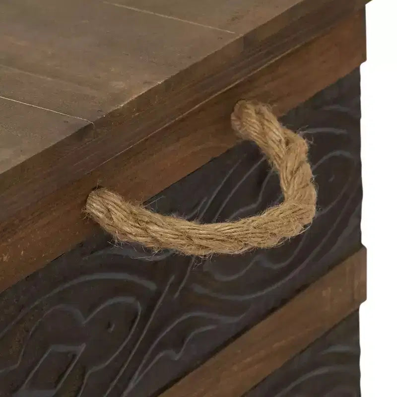 Baúl decorativo pequeño de metal repujado, teñido color nogal y almendra