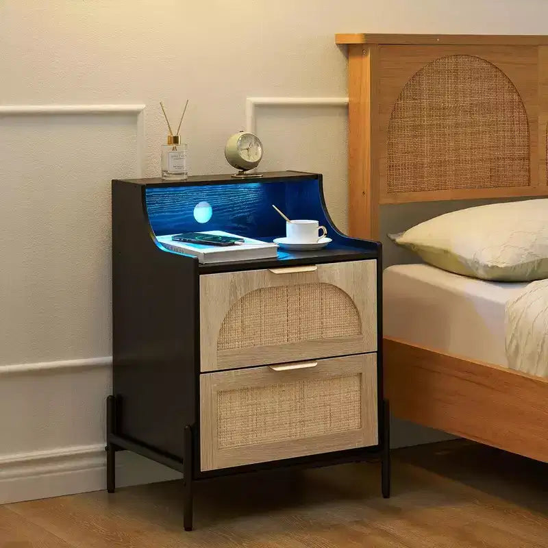 Table de chevet en rotin avec éclairage LED et station de recharge, table de chevet noire avec 2 tiroirs de rangement pour la chambre, le salon ou une résidence étudiante