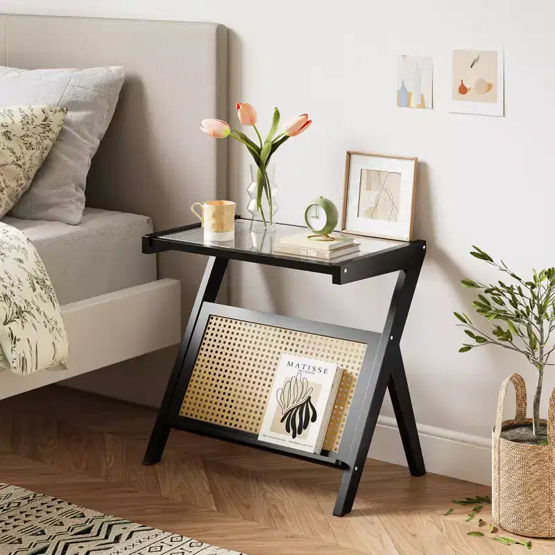 Table d’appoint en rotin avec plateau en verre trempé et cadre tressé en bambou, table de chevet noire moderne