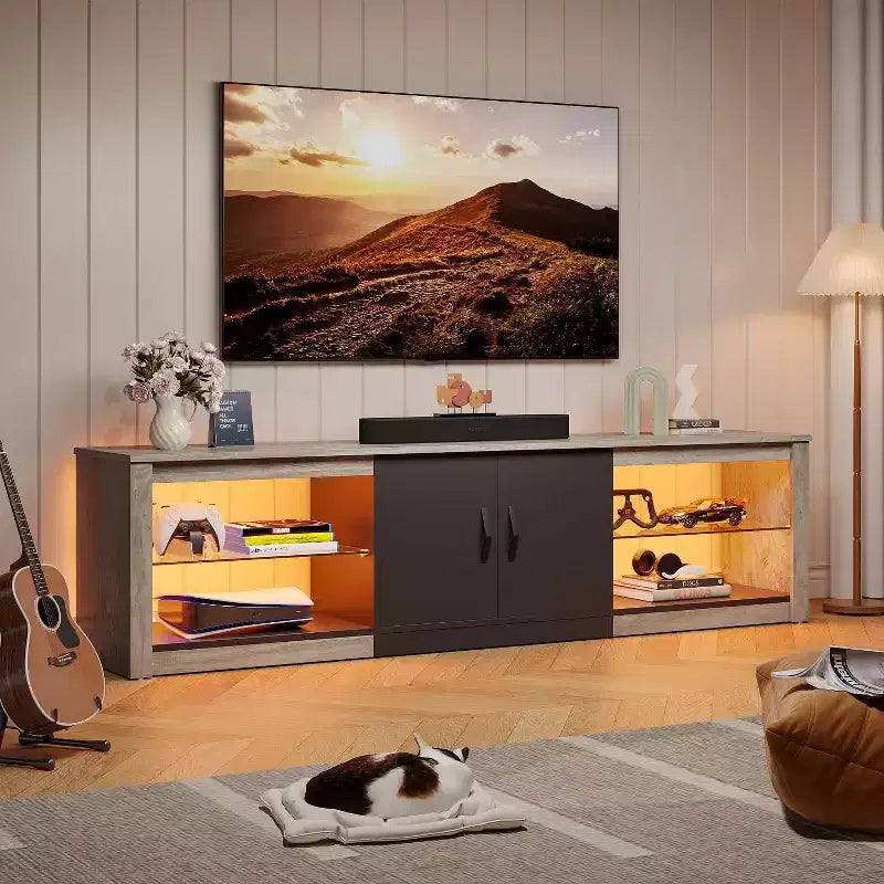 Mueble para TV de 70 pulgadas, para televisores de hasta 75 pulgadas, centro de entretenimiento y consola multimedia con estantes ajustables de vidrio templado y almacenamiento cerrado para la sala de estar