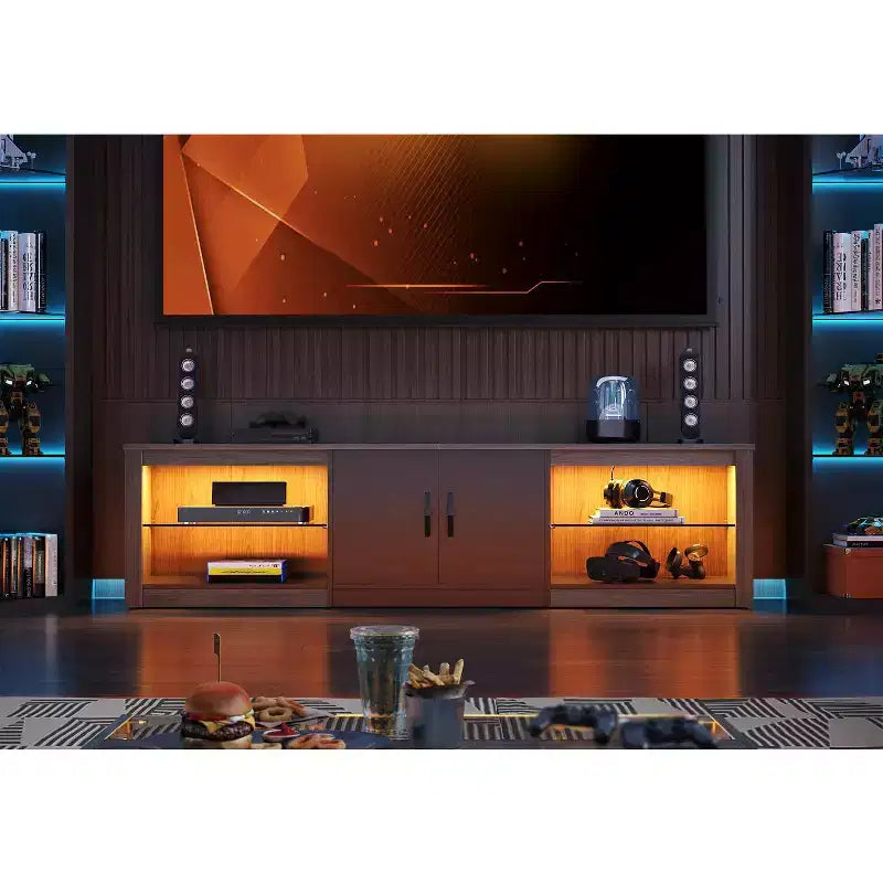 Mueble para TV de 70 pulgadas, para televisores de hasta 75 pulgadas, centro de entretenimiento y consola multimedia con estantes ajustables de vidrio templado y almacenamiento cerrado para la sala de estar