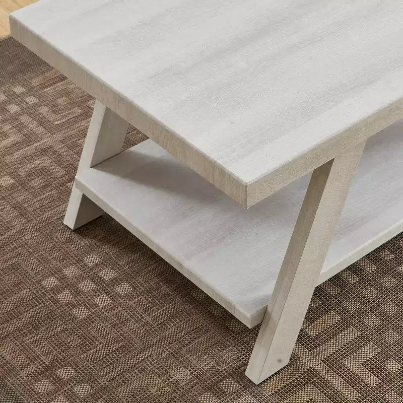 Moderner Beistelltisch aus Holz mit Ablage in weißer Ausführung