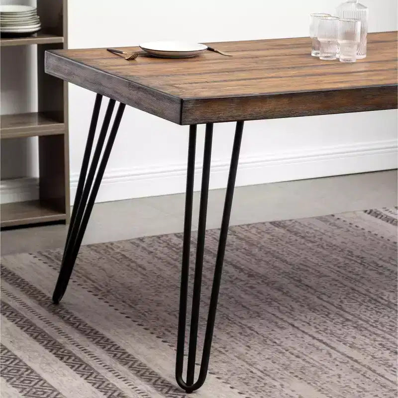 Mesa de comedor industrial de metal con diseño de patas de horquilla, pino oscuro rústico