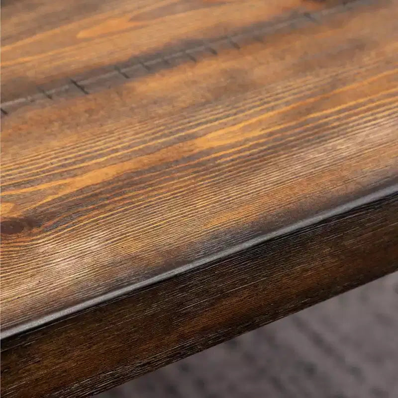 Mesa de comedor industrial de metal con diseño de patas de horquilla, pino oscuro rústico