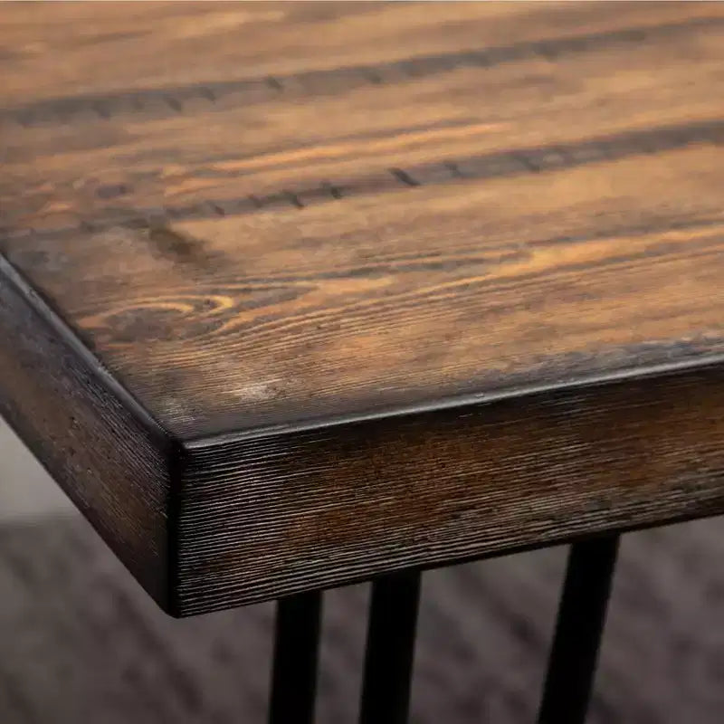 Mesa de comedor industrial de metal con diseño de patas de horquilla, pino oscuro rústico